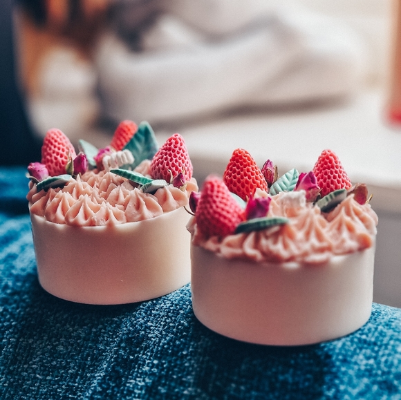 Be Magical Fashion Other - Parfumed candle cake with decorated fake strawberrys, roses and leaves